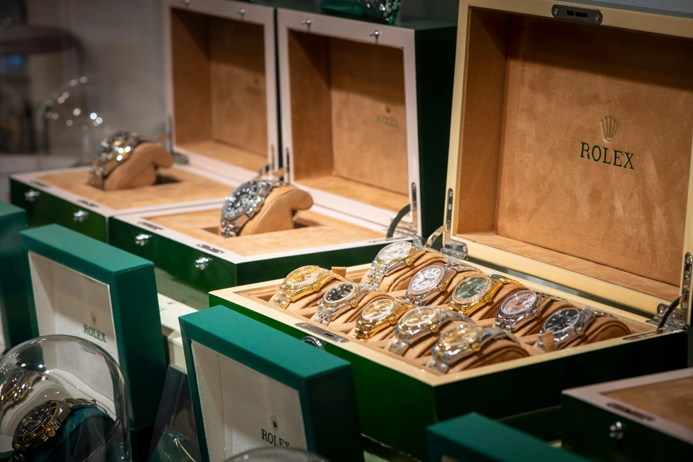 Rolex store and various Rolex watches in the showcase.